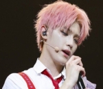 Penampilan Taeyong dengan Rambut Pink Unyu Banget