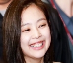 Penampilan Jennie dengan Gummy Smile yang Menarik Perhatian