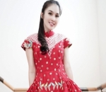 Sandra Dewi Padukan Gaun Imlek dengan Batik