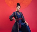 Sarwendah Cantik Bak Karakter Mulan dengan Gaun Biru Dongker di Perayaan Imlek 2019