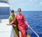 Maia dan Irwan Pose di Atas Kapal 