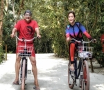 Maia dan Irwan Keliling Pulau Maldives dengan Sepeda