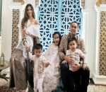 Keluarga Nia Ramadhani dan Ardie Bakrie dengan Busana Putih dan Kain Batik