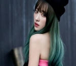 Hani EXID Swag dengan Beanie dan Rambut Hijau