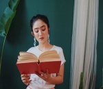 Febby Rastanty Diam-diam Gemar Baca Buku