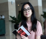 Rachel Amanda Bagikan Foto Buku Favorit