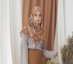 Kenakan Hijab Motif Warna Senada dengan Bawahan
