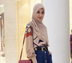 Bawahan Rok Jeans dengan Atasan dan Hijab Senada
