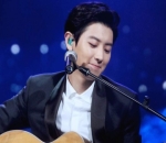 Chanyeol Semakin Bikin Jatuh Hati Karena Kemampuan Main Gitar