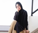 Kemeja Hitam dan Pashmina Senada dengan Rok Cokelat Susu Jadikan Kamu Sekeren Shireen!