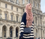 Sweater Belang-belang Oversize Dipadukan dengan Rok Hitam Ternyata Manis, Bukan?