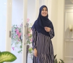 Gamis Model Garis-garis Seperti Milik Shireen Itu Anggun Sekaligus Unik