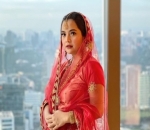 Tasya Kamila Manglingi dengan Saree Berwarna Merah