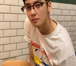 Kacamata Berbentuk Kotak Juga Cocok dengan Gaya Cha Eun Woo