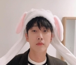 Jinyoung Menggemaskan Dengan Topi Kelinci