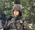 Tetap Anggun Meski Dengan <i>Outfit</i> Tentara