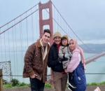 Pose Keren Di Depan Jembatan Golden Gate