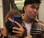 <i>Mirror Selfie</i> Dengan Baju <i>Couple</i>