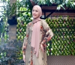 <i>Stand Out</i> Dengan Gamis Bunga