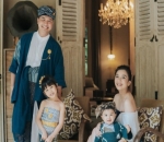 Foto Keluarga Dengan Baju Adat