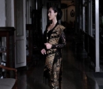 Elegan dengan Kebaya Hitam 