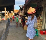 Tampil Sederhana Pakai Topi Caping Petani