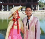 Kenakan Hanbok Pasangan