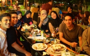 5 Tips Pilih Tempat Buka Puasa Yang Pas Bareng Teman Teman<script async src=