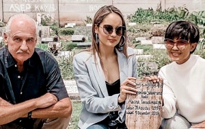 Ziarah Makam Sang Nenek Cinta Laura Beri Tamparan Halus Usai Disinggung Soal Keyakinan Agama