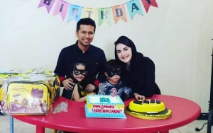 Abadikan Momen Ditumpuk Suami Dan Anak Arumi Bachsin Beber Tips Agar Keluarga Selalu Harmonis