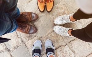 Warna Sepatu Yang Cocok Untuk Semua Warna Baju