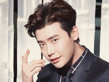 Lee Jong Suk Pakai Baju Koko di Jumpa Fans Jepang?