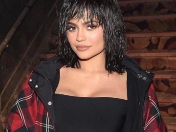 Usai Digosipkan Operasi Payudara, Kylie Jenner Cuek Unggah Selfie Pamer Dada