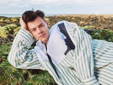 Goda Fans, Harry Styles Unggah Foto Cover 'Sign of the Times'