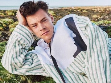 Harry Styles Mendadak Bagikan Kiwi ke Para Fans, Kenapa? 