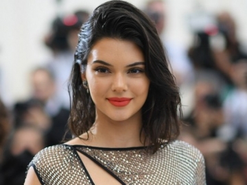 Nyaris Telanjang, Kendall Jenner Kenakan Gaun Ini di Met Gala 2017