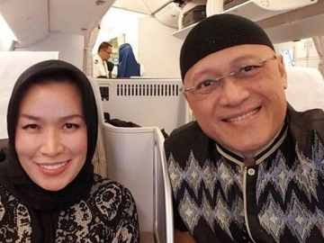 Sempat Ditimpa Prahara, Mario Teguh dan Istri 'Mesra' Umroh di Tanah Suci