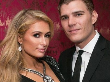 Kenakan Cincin di Jari Manis, Paris Hilton dan Chris Zylka Sudah Tunangan? 