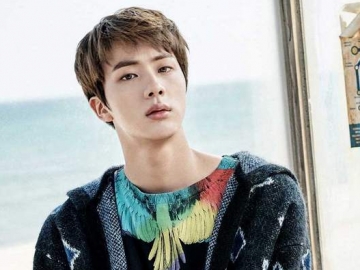 Jin BTS Dilempari Boneka Fans Saat Konser di Manila