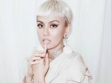 Agnes Monica Minta Fans Unduh Aplikasi Terbarunya, Netizen Nyinyir