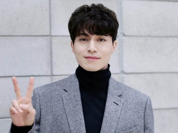 Jadwal Kerja Padat, Lee Dong Wook Tunjukkan Wajah Lelah di V Live?