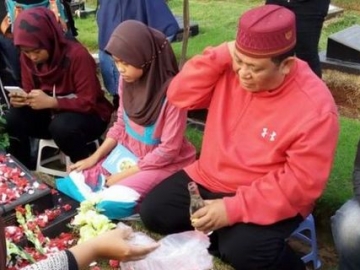 Ramadan Tanpa Olga Syahputra, Keluarga dan Fans Ziarah ke Makam