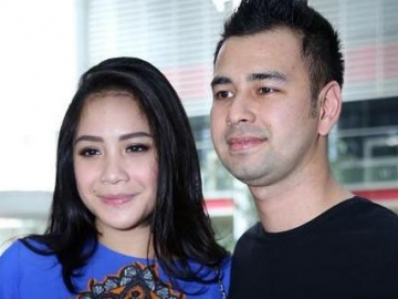 FOTO: Raffi-Nagita Mesra di Pemotretan Bisnis Kue Baru Mereka