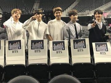 Bikin Gemas, Foto BTS Sapa Fans Jelang 'Billboard Music Awards 2017'