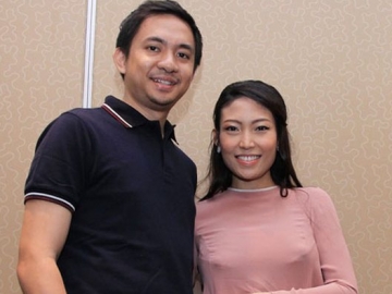 FOTO: Hamil Besar, Ayu Dewi Makin Manja ke Regi Datau