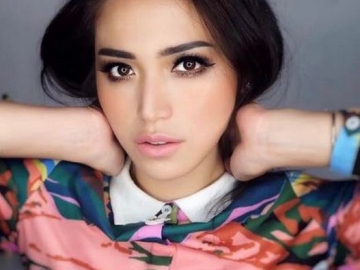 Promo Kosmetik, Pose Jedar Dituding Plagiat Miss Universe Thailand 2016