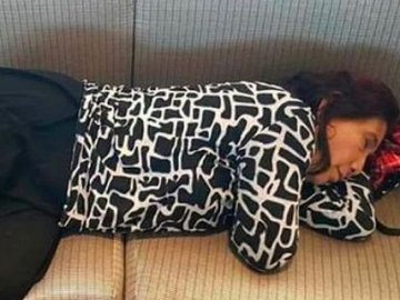 Viral! Medsos Lagi Dihebohkan dengan Bu Menteri Susi yang Kepergok Tidur di Bandara Amerika