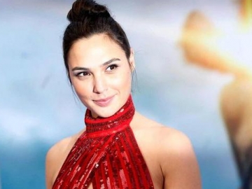 FOTO: Eksplorasi Gaya Androgini Super Keren ala Gal Gadot 'Wonder Woman'