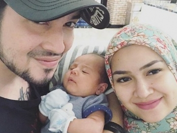 Kompak, Gaya Tidur Anak dan Suami Aryani Fitriana Ini Bikin Gemas