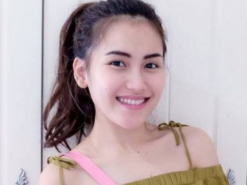 Pakai Simbol Ini Saat Foto Bareng Fans, Ayu Ting Ting Plagiat Agnes Monica?